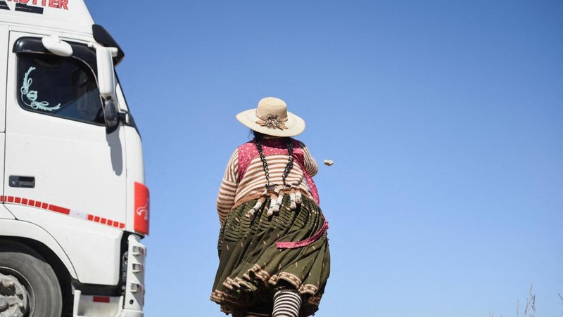 Pengemudi truk memblokir jalan raya menuju Desaguadero saat pengemudi melakukan pemogokan selama 48 jam sebagai protes atas kekurangan bahan bakar dan kurangnya dolar AS, di Laja, dekat El Alto, Bolivia 3 Juni 2024. (REUTERS/Claudia Morales)