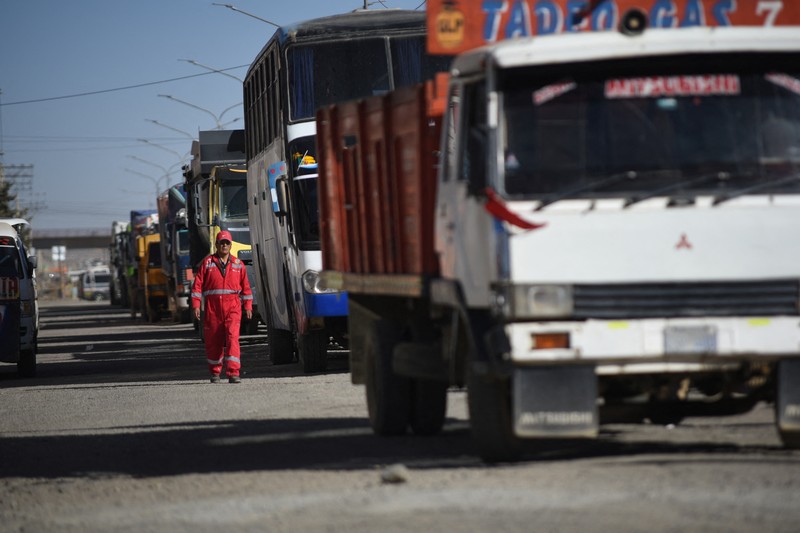 Pengemudi truk memblokir jalan raya menuju Desaguadero saat pengemudi melakukan pemogokan selama 48 jam sebagai protes atas kekurangan bahan bakar dan kurangnya dolar AS, di Laja, dekat El Alto, Bolivia 3 Juni 2024. Pengemudi truk memblokir jalan raya menuju Desaguadero saat pengemudi melakukan pemogokan selama 48 jam sebagai protes atas kekurangan bahan bakar dan kurangnya dolar AS, di Laja, dekat El Alto, Bolivia 3 Juni 2024. (REUTERS/Claudia Morales)