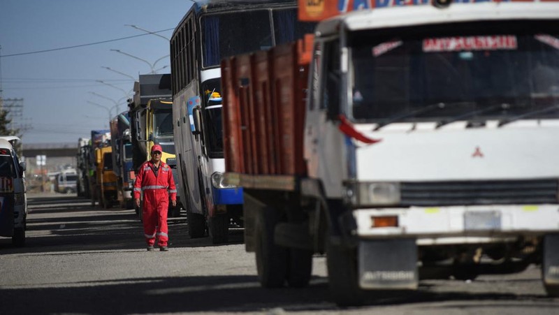 Pengemudi truk memblokir jalan raya menuju Desaguadero saat pengemudi melakukan pemogokan selama 48 jam sebagai protes atas kekurangan bahan bakar dan kurangnya dolar AS, di Laja, dekat El Alto, Bolivia 3 Juni 2024. (REUTERS/Claudia Morales)