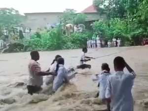 Ngeri! Siswa SMP di Buru Maluku Terobos Derasnya Sungai demi Bersekolah