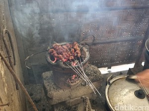 Warung Mbah Is Jual Sate Kambing Rp 13 Ribu tapi Mampu Bertahan 3 Generasi