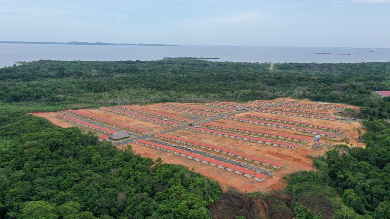 Pemandangan drone menunjukkan penduduk dan otoritas pemerintah di pulau Gardi Sugdub ketika keluarga-keluarga dari kelompok adat Guna memulai eksodus mereka dari pulau kecil itu seiring naiknya air laut yang melanda rumah-rumah, di Panama, 3 Juni 2024 dalam gambar selebaran ini. (Presidencia de Panama/Handout via REUTERS)