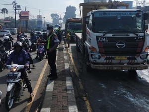 Truk Angkut Tepung Terguling di Lawang, Polisi Berlakukan Contraflow
