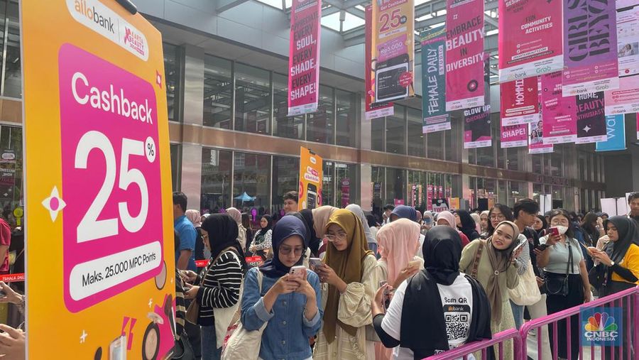 Antrean masuk pada hari pertama Jakarta x Beauty 1.0 2024 di Jakarta Convention Center (JCC Senayan) sudah mengular sejak pintu masuk belum dibuka, Kamis (6/6/2024). (CNBC Indonesia/Rindi Salsabilla)