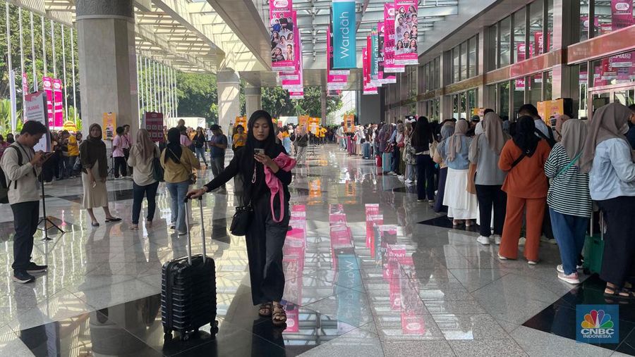 Antrean masuk pada hari pertama Jakarta x Beauty 1.0 2024 di Jakarta Convention Center (JCC Senayan) sudah mengular sejak pintu masuk belum dibuka, Kamis (6/6/2024). (CNBC Indonesia/Rindi Salsabilla)