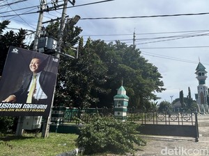 Bawaslu Bingung Tindaki APK Bakal Calon Bupati Pinrang Dipasang Depan Masjid