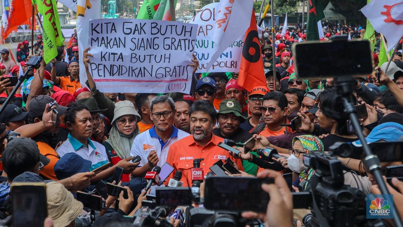 Buruh melakukan aksi unjuk rasa di kawasan Patung Kuda Arjuna Wiwaha, Jalan Medan Merdeka Barat, Jakarta, Kamis (6/6/2024). Unjuk rasa tersebut terkait penolakan terhadap tabungan perumahan rakyat (Tapera). Buruh melakukan aksi unjuk rasa di kawasan Patung Kuda Arjuna Wiwaha, Jalan Medan Merdeka Barat, Jakarta, Kamis (6/6/2024). Unjuk rasa tersebut terkait penolakan terhadap tabungan perumahan rakyat (Tapera). (CNBC Indonesia/Faisal Rahman)