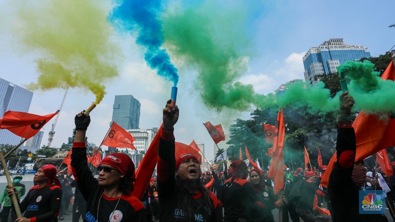 Buruh melakukan aksi unjuk rasa di kawasan Patung Kuda Arjuna Wiwaha, Jalan Medan Merdeka Barat, Jakarta, Kamis (6/6/2024). Unjuk rasa tersebut terkait penolakan terhadap tabungan perumahan rakyat (Tapera). (CNBC Indonesia/Faisal Rahman)