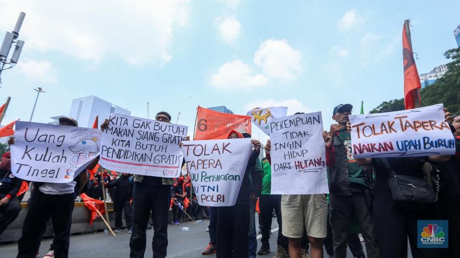 Buruh melakukan aksi unjuk rasa di kawasan Patung Kuda Arjuna Wiwaha, Jalan Medan Merdeka Barat, Jakarta, Kamis (6/6/2024). Unjuk rasa tersebut terkait penolakan terhadap tabungan perumahan rakyat (Tapera). (CNBC Indonesia/Faisal Rahman)