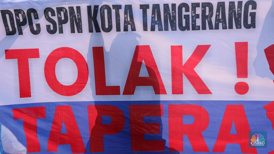 Buruh melakukan aksi unjuk rasa di kawasan Patung Kuda Arjuna Wiwaha, Jalan Medan Merdeka Barat, Jakarta, Kamis (6/6/2024). Unjuk rasa tersebut terkait penolakan terhadap tabungan perumahan rakyat (Tapera). (CNBC Indonesia/Faisal Rahman)