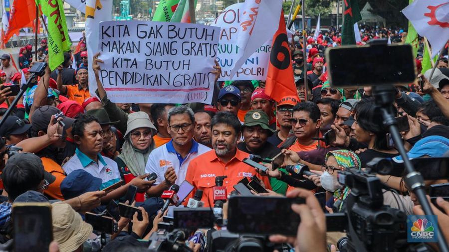 Buruh melakukan aksi unjuk rasa di kawasan Patung Kuda Arjuna Wiwaha, Jalan Medan Merdeka Barat, Jakarta, Kamis (6/6/2024). Unjuk rasa tersebut terkait penolakan terhadap tabungan perumahan rakyat (Tapera). (CNBC Indonesia/Faisal Rahman)