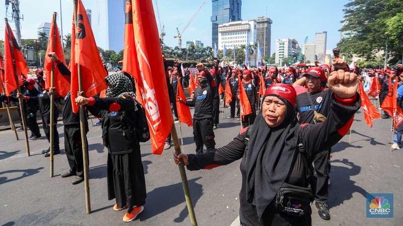 Buruh melakukan aksi unjuk rasa di kawasan Patung Kuda Arjuna Wiwaha, Jalan Medan Merdeka Barat, Jakarta, Kamis (6/6/2024). Unjuk rasa tersebut terkait penolakan terhadap tabungan perumahan rakyat (Tapera). Buruh melakukan aksi unjuk rasa di kawasan Patung Kuda Arjuna Wiwaha, Jalan Medan Merdeka Barat, Jakarta, Kamis (6/6/2024). Unjuk rasa tersebut terkait penolakan terhadap tabungan perumahan rakyat (Tapera). (CNBC Indonesia/Faisal Rahman)
