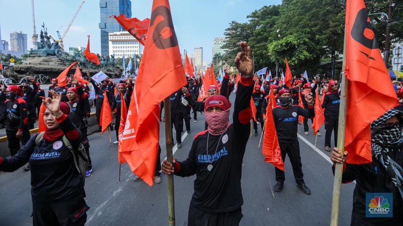 Buruh melakukan aksi unjuk rasa di kawasan Patung Kuda Arjuna Wiwaha, Jalan Medan Merdeka Barat, Jakarta, Kamis (6/6/2024). Unjuk rasa tersebut terkait penolakan terhadap tabungan perumahan rakyat (Tapera). (CNBC Indonesia/Faisal Rahman)