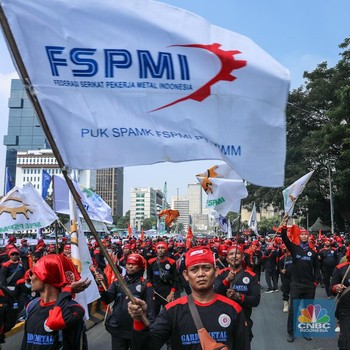 Penampakan 'Lautan Merah Hitam' Demo Buruh Tolak Tapera di Patung Kuda