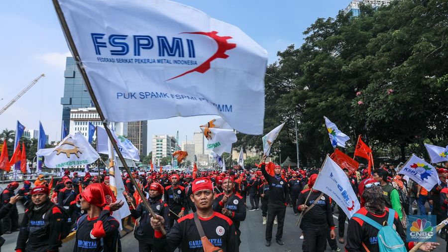 Buruh melakukan aksi unjuk rasa di kawasan Patung Kuda Arjuna Wiwaha, Jalan Medan Merdeka Barat, Jakarta, Kamis (6/6/2024). Unjuk rasa tersebut terkait penolakan terhadap tabungan perumahan rakyat (Tapera). (CNBC Indonesia/Faisal Rahman)