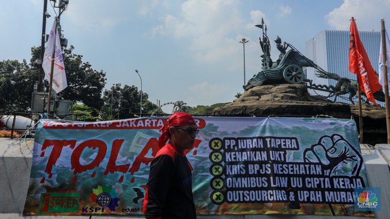 Buruh melakukan aksi unjuk rasa di kawasan Patung Kuda Arjuna Wiwaha, Jalan Medan Merdeka Barat, Jakarta, Kamis (6/6/2024). Unjuk rasa tersebut terkait penolakan terhadap tabungan perumahan rakyat (Tapera). (CNBC Indonesia/Faisal Rahman)