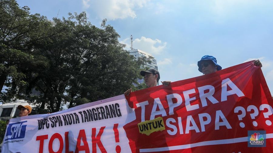 Buruh melakukan aksi unjuk rasa di kawasan Patung Kuda Arjuna Wiwaha, Jalan Medan Merdeka Barat, Jakarta, Kamis (6/6/2024). Unjuk rasa tersebut terkait penolakan terhadap tabungan perumahan rakyat (Tapera). (²©²ÊÍøÕ¾/Faisal Rahman)