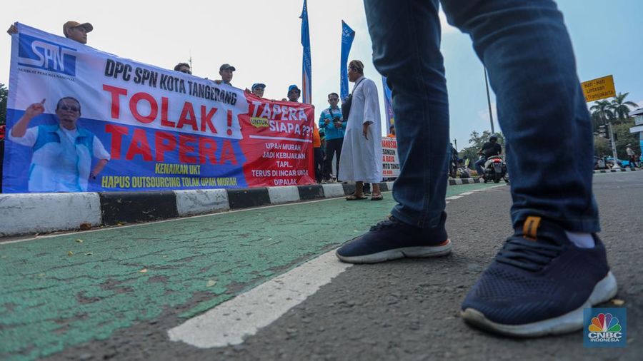 Buruh melakukan aksi unjuk rasa di kawasan Patung Kuda Arjuna Wiwaha, Jalan Medan Merdeka Barat, Jakarta, Kamis (6/6/2024). Unjuk rasa tersebut terkait penolakan terhadap tabungan perumahan rakyat (Tapera). (CNBC Indonesia/Faisal Rahman)