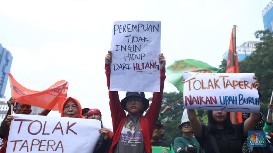 Buruh melakukan aksi unjuk rasa di kawasan Patung Kuda Arjuna Wiwaha, Jalan Medan Merdeka Barat, Jakarta, Kamis (6/6/2024). Unjuk rasa tersebut terkait penolakan terhadap tabungan perumahan rakyat (Tapera). (CNBC Indonesia/Faisal Rahman)