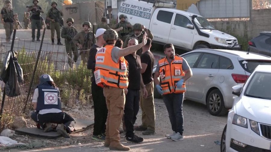 Tentara Israel dan personel darurat merespons setelah proyektil ditembakkan dari Lebanon menuju Israel, di tengah permusuhan lintas batas antara Hizbullah dan pasukan Israel, di Hurfeish, sebuah desa Arab Druze di Israel utara, 5 Juni 2024. (REUTERS/Avi Ohayon)