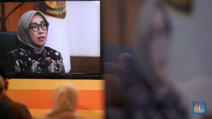 Dirjen EBTKE Kementerian ESDM, Eniya Listiani Dewi saat memberikan keynote speech dalam Special Dialogue APKASINDO di Menara Tendean, Jakarta Selatan, Kamis (6/6/2024). (վ/Tri Susilo)