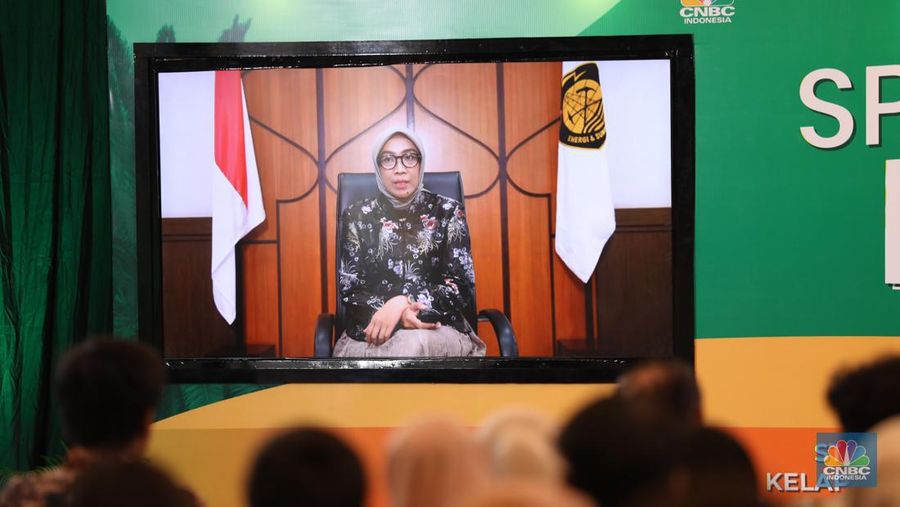 Dirjen EBTKE Kementerian ESDM, Eniya Listiani Dewi saat memberikan keynote speech dalam Special Dialogue APKASINDO di Menara Tendean, Jakarta Selatan, Kamis (6/6/2024). (վ/Tri Susilo)