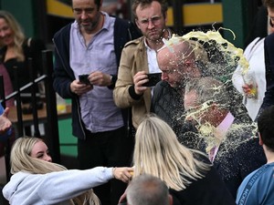 Dunia Hari Ini: Politisi Inggris Disiram Milkshake Saat Berkampanye