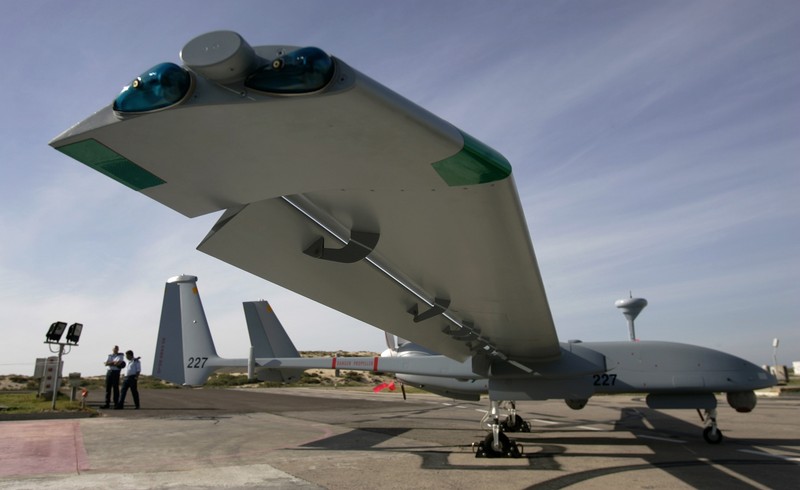 Kanselir Jerman Olaf Scholz, tengah, berjalan melewati drone Heron TP di International Air Show ILA di Berlin, Jerman, Rabu, 5 Juni 2024. (AP Photo/Ebrahim Noroozi)