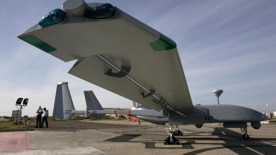 Kanselir Jerman Olaf Scholz, tengah, berjalan melewati drone Heron TP di International Air Show ILA di Berlin, Jerman, Rabu, 5 Juni 2024. (AP Photo/Ebrahim Noroozi)