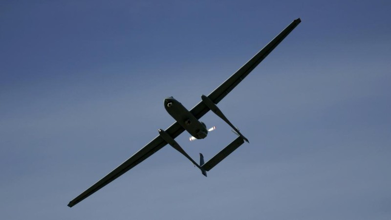 Kanselir Jerman Olaf Scholz, tengah, berjalan melewati drone Heron TP di International Air Show ILA di Berlin, Jerman, Rabu, 5 Juni 2024. (AP Photo/Ebrahim Noroozi)
