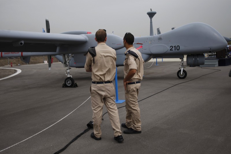 Kanselir Jerman Olaf Scholz, tengah, berjalan melewati drone Heron TP di International Air Show ILA di Berlin, Jerman, Rabu, 5 Juni 2024. (AP Photo/Ebrahim Noroozi) Kanselir Jerman Olaf Scholz, tengah, berjalan melewati drone Heron TP di International Air Show ILA di Berlin, Jerman, Rabu, 5 Juni 2024. (AP Photo/Ebrahim Noroozi)