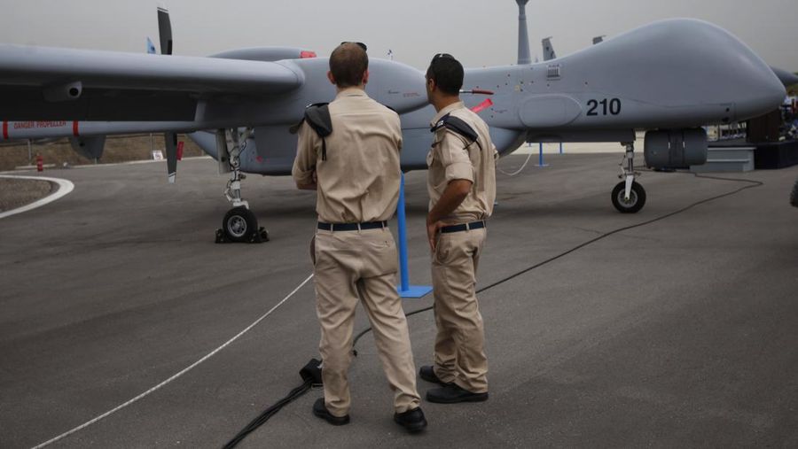 Kanselir Jerman Olaf Scholz, tengah, berjalan melewati drone Heron TP di International Air Show ILA di Berlin, Jerman, Rabu, 5 Juni 2024. (AP Photo/Ebrahim Noroozi)