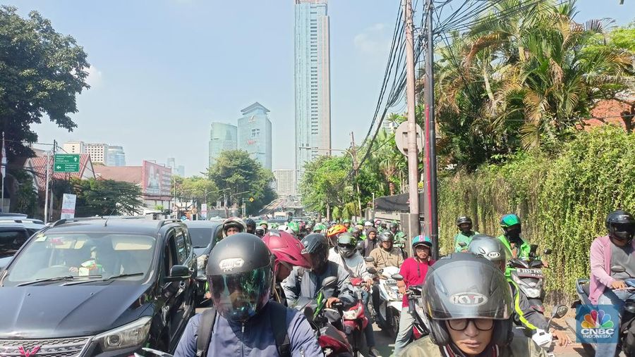 Kalangan buruh turun ke jalan untuk menyatakan penolakannya pada program Tabungan Perumahan Rakyat (Tapera) namun dampaknya sangat terasa pada kemacetan. (CNBC Indonesia/Ferry Sandi)
