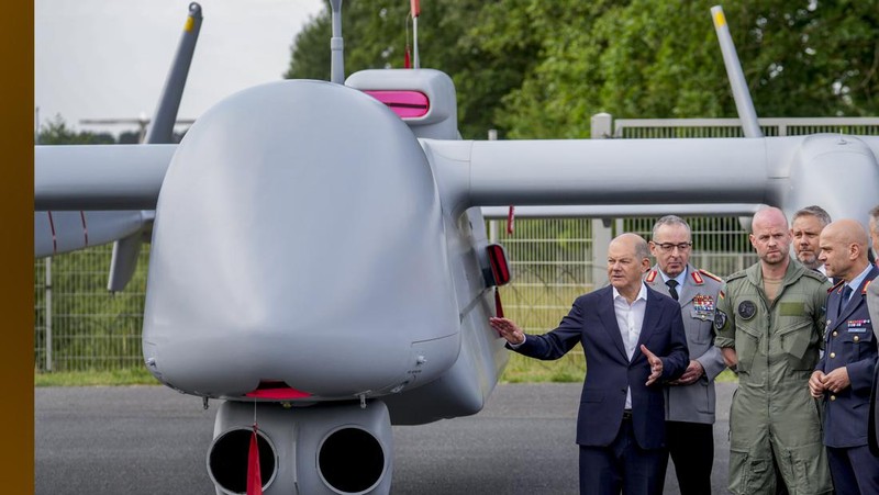 Kanselir Jerman Olaf Scholz, tengah, berjalan melewati drone Heron TP di International Air Show ILA di Berlin, Jerman, Rabu, 5 Juni 2024. (AP Photo/Ebrahim Noroozi)