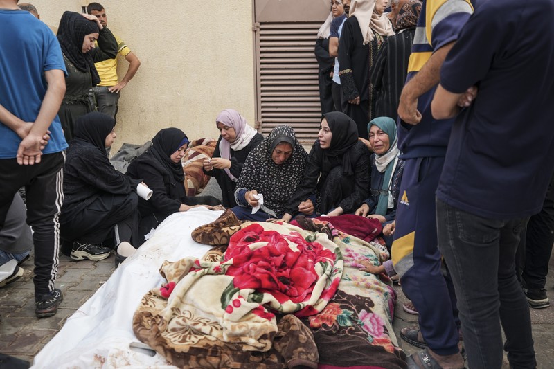 Suasana ruangan yang hancur akibat serangan Israel di sebuah sekolah PBB di Nuseirat, di Jalur Gaza tengah (6/6). (AP Photo/Jehad Alshrafi)