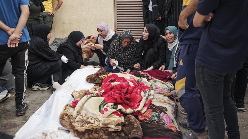 Suasana ruangan yang hancur akibat serangan Israel di sebuah sekolah PBB di Nuseirat, di Jalur Gaza tengah (6/6). (AP Photo/Jehad Alshrafi)