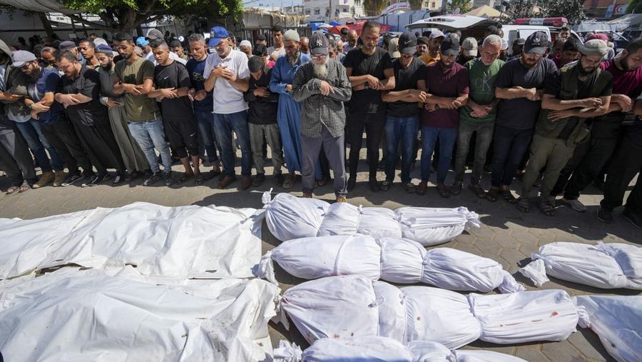 Keluarga korban serangan udara Israel di sekolah PBB. (AP Photo/Abdel Kareem Hana)