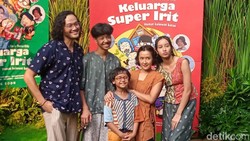 Sinopsis Keluarga Super Irit dan Jadwal Tayangnya di Bioskop Surabaya