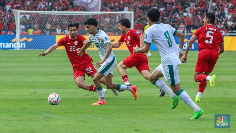 Laga Timnas Indonesia melawan Irak dalam lanjutan babak kualifikasi Piala Dunia 2026 di Stadion Utama Gelora Bung Karno (SUGBK), Senayan, Jakarta, Kamis (6/6/2024). (CNBC Indonesia/Faisal Rahman) Laga Timnas Indonesia melawan Irak dalam lanjutan babak kualifikasi Piala Dunia 2026 di Stadion Utama Gelora Bung Karno (SUGBK), Senayan, Jakarta, Kamis (6/6/2024). (CNBC Indonesia/Faisal Rahman)