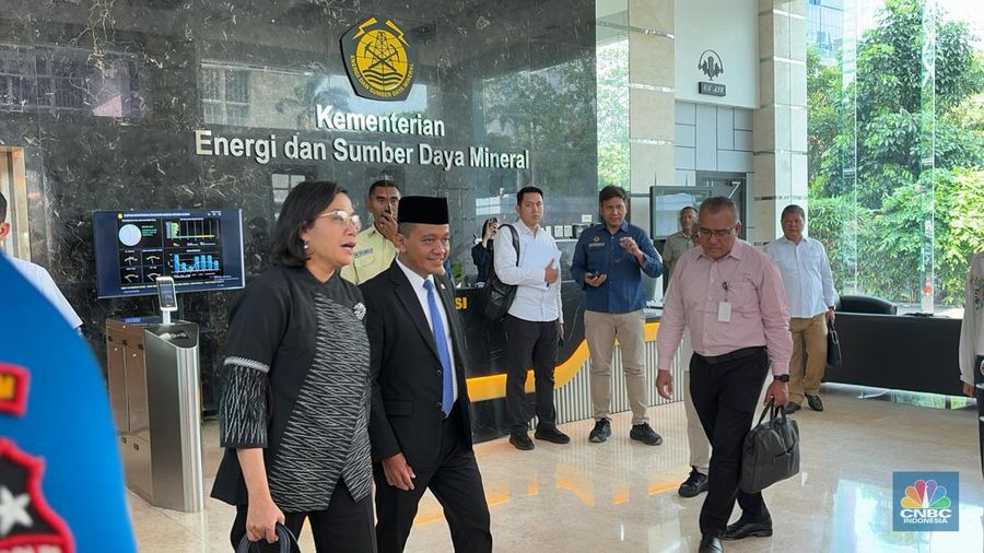 Menkeu Sri Mulyani dan Menteri Investasi/Kepala BKPM Bahlil Lahadalia menghadiri rapat Komwas SKK Migas di Kementerian ESDM, Jakarta, Kamis (06/06/2024). (CNBC Indonesia/Firda Dwi Muliawati)