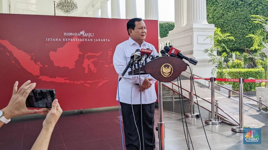 Menteri pertahanan Prabowo Subianto memberikan Konferensi Pers usai bertemu Presiden Joko Widodo (Jokowi) di Istana Negara, Jakarta, Kamis (6/6/2024). (CNBC Indonesia/Emir Yanwardhana)