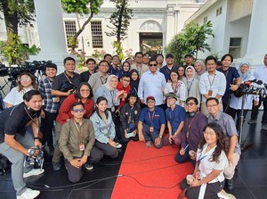 Momen Prabowo Foto Bersama Wartawan Istana, Pakai Kacamata Hitam