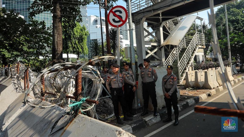 Petugas memindahkan barier beton menggunakan alat berat untuk penutupan ruas jalan di kawasan Jalan Medan Merdeka Barat, Jakarta, Kamis (6/6/2024). (CNBC Indonesia/Faisal Rahman)
