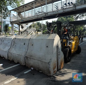 Lalin Patung Kuda Arah Istana Ditutup Barrier Beton Jelang Demo Buruh