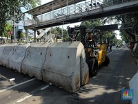 Lalin Patung Kuda Arah Istana Ditutup Barrier Beton Jelang Demo Buruh