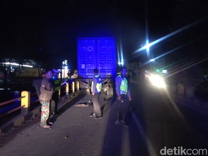 Pemotor di Maros Tewas Usai Tabrak Truk Antre Solar di Depan SPBU