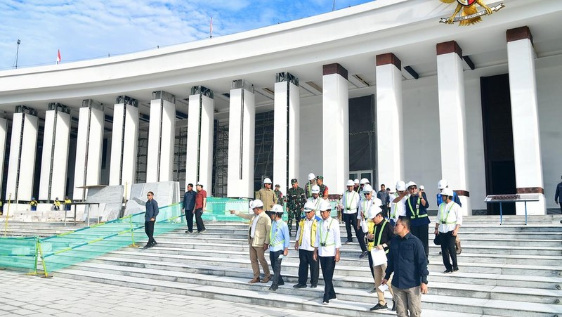 Presiden Joko Widodo meninjau lokasi lapangan upacara HUT Ke-79 Kemerdekaan RI, IKN, Rabu (5/6/2024). (Dok. Sekretariat Presiden/Rusman)