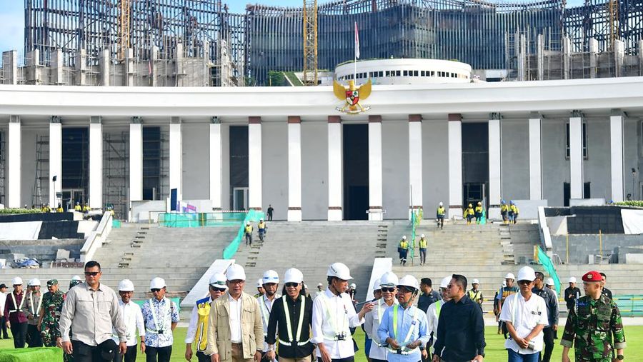 Presiden Joko Widodo meninjau lokasi lapangan upacara HUT Ke-79 Kemerdekaan RI, IKN, Rabu (5/6/2024). (Dok. Sekretariat Presiden/Vico)