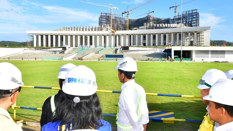 Presiden Joko Widodo meninjau lokasi lapangan upacara HUT Ke-79 Kemerdekaan RI, IKN, Rabu (5/6/2024). (Dok. Sekretariat Presiden/Rusman)
