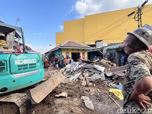 Kesedihan Warga Lihat Rumah Tetangga Hancur Akibat Pipa PDAM Pecah